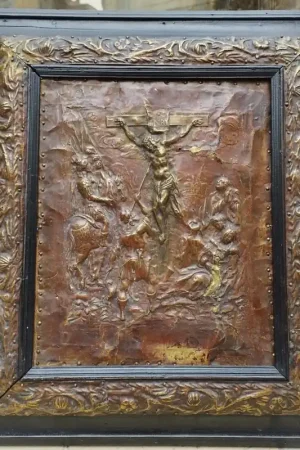" Christ en croix  " bas relief en cuivre repoussé sur bois  XVII siècle Super Prix